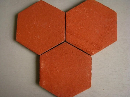 Tomette aspect ancien en terre cuite rouge hexagone de 16x16 Tradition Biseauté IMG_5602
