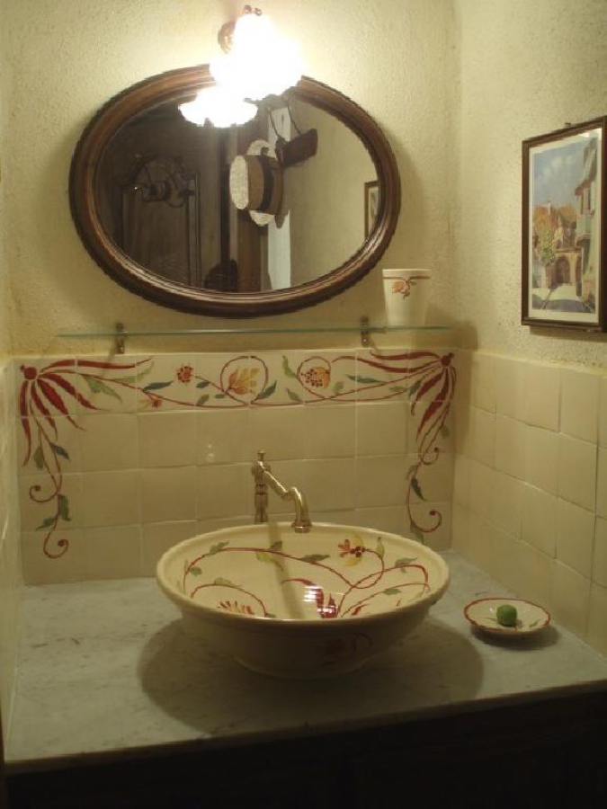carrelage 10x10 décoré pour une salle de bain et sa vasque assortie