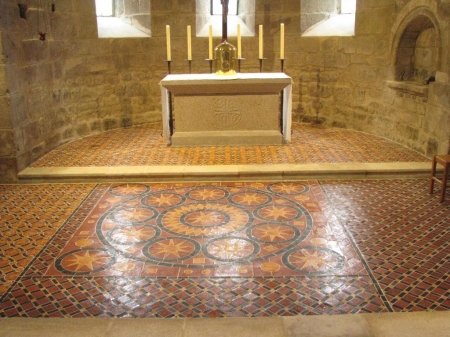 Pavement en terre cuite émaillée de style médiéval pour l Abbaye de Bellaigue IMG_0509a
