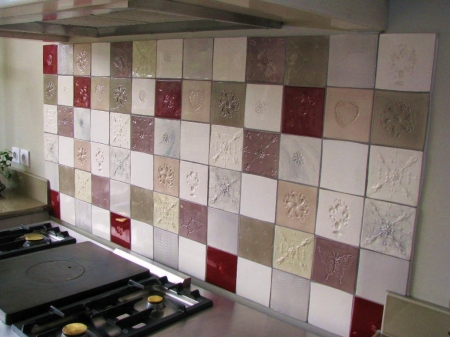 Carrelage cuisine en 13x13 avec décors en relief IMG_2903