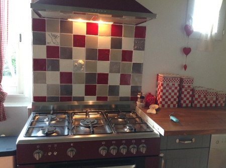 photo de la credence de cuisine en faience Gite les Trois maisons a Saumur